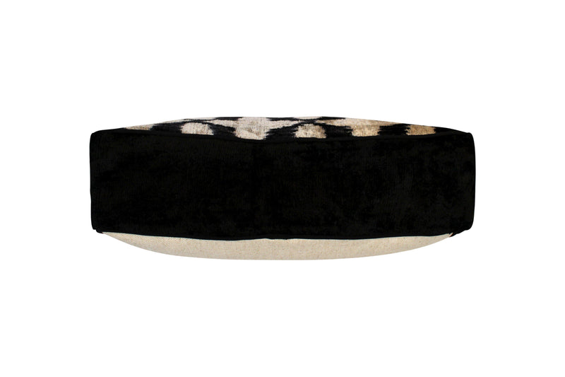 SILKY VELOURS IKAT BEIGE & NOIR AVALON coussins de sol Maison Khel 
